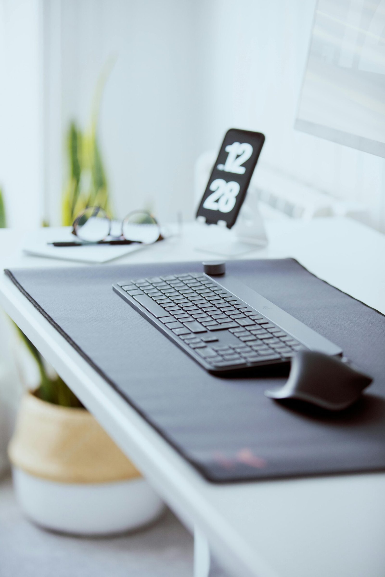 Illustration showing a comparison between using a mouse directly on a desk surface versus using a mousepad, highlighting the potential wear and tear on the mouse without a pad.